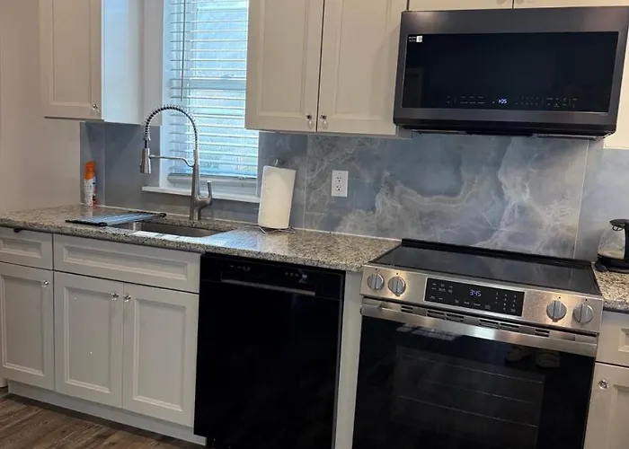 Spacious Private Room In A New House With Private Bathroom Close To Center City