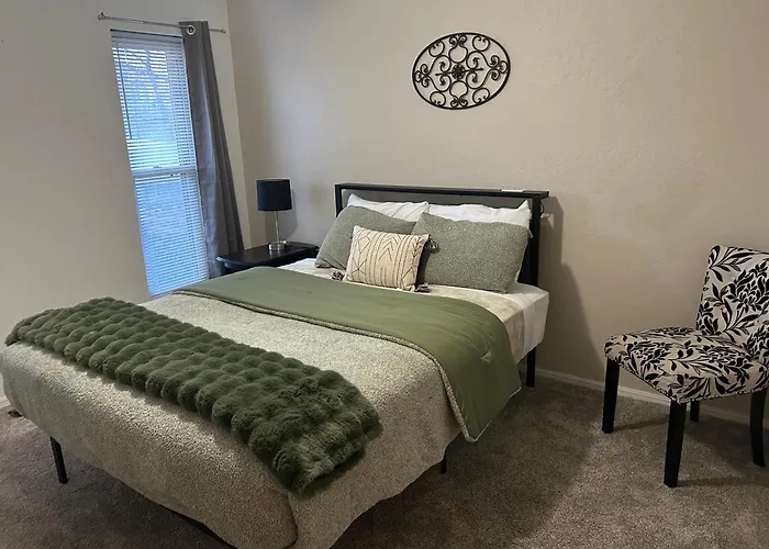 Comfy Edmond Home, Near Okc, 3 Beds, Wi-Fi, 4 Tvs, Cold Ac, & Central Heat, Fully Fenced Backyard