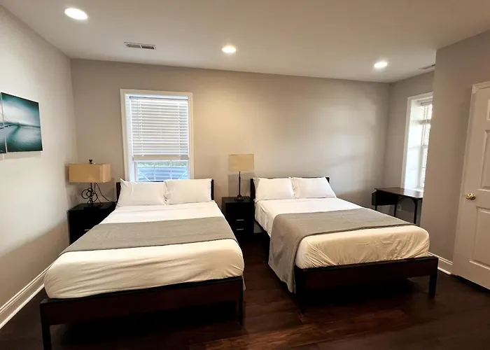 25 Lux Room 5 - 2 Queen Beds, Shared Bathroom - Nonsmoking