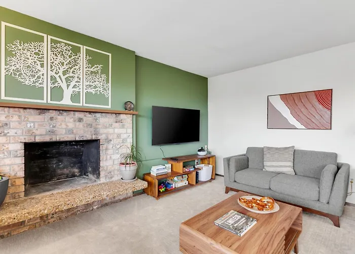 Cozy Hilltop Seattle Stay With Yard & Parking