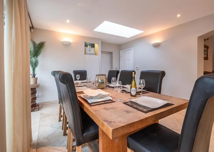 5Bdr Luxe Villa By Torr Property Group Short Lets & Serviced Accommodation With Free Parking & River View Stratford-Upon-Avon
