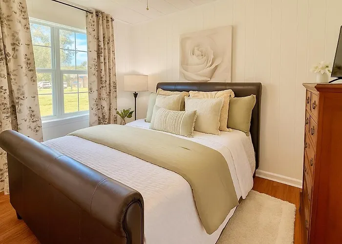 3 Bedroom - Sleeps 10 - The Lagniappe Escape