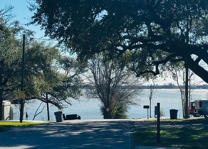 Studio Havana, Peaceful Riverside Retreat