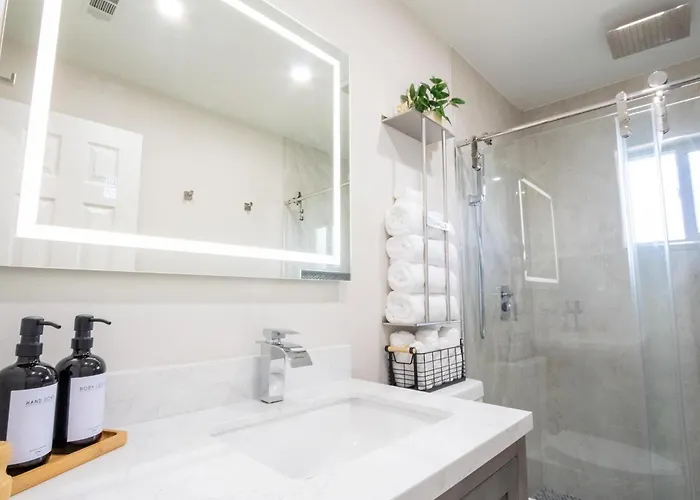 Longwood Private Suite - Near Orlando - Modern, Private Entrance, Fast Wifi