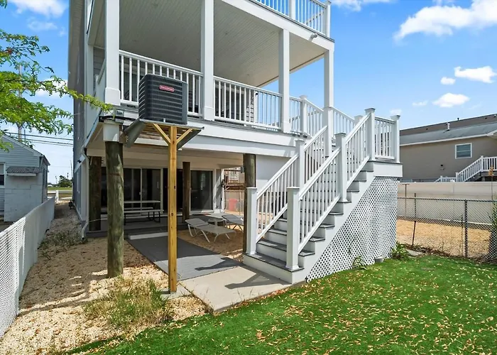 3 Bedroom 2 And Half Baths 2 Blocks To Beach And Boardwalk 8 Beach Badges
