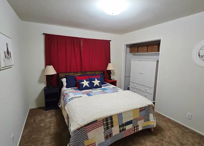 Chamberland Retreat-Hot Tub, Pool Table, Movie & Ski