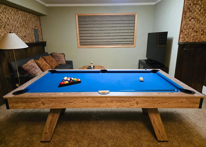 Chamberland Retreat-Hot Tub, Pool Table, Movie & Ski