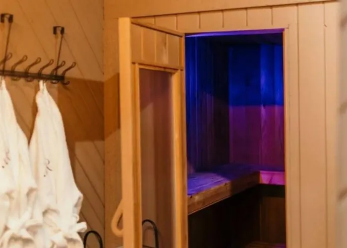 Couples Guesthouse, Jacuzzi, Sauna, Pool