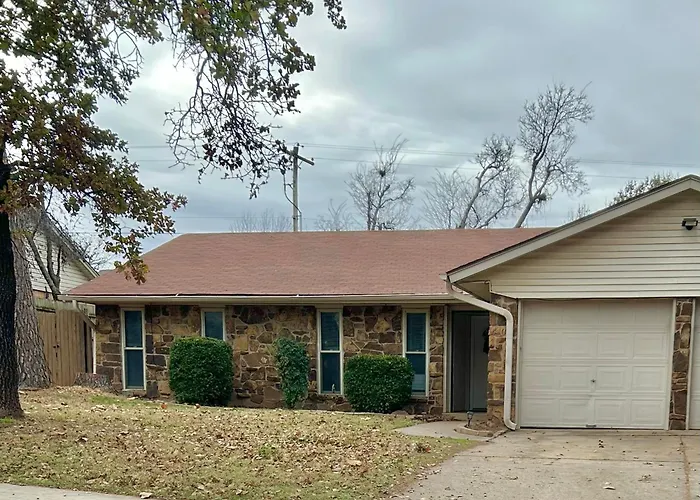 Comfy Edmond Home, Near Okc, 3 Beds, Wi-Fi, 4 Tvs, Cold Ac, & Central Heat, Fully Fenced Backyard