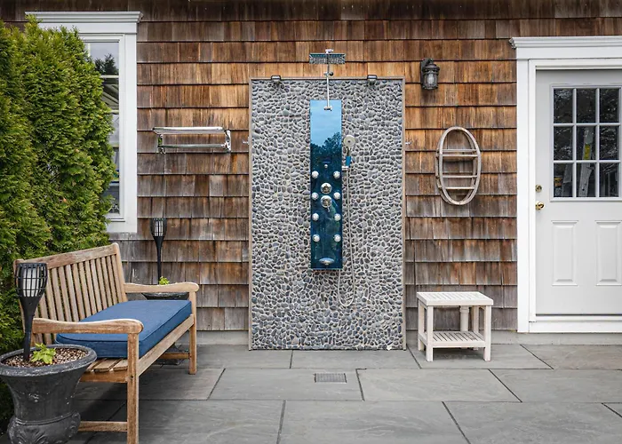 The J Luxury Villa - Southampton Poolside Retreat With Sauna