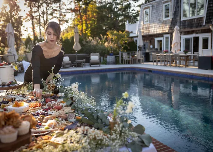 The J Luxury Villa - Southampton Poolside Retreat With Sauna