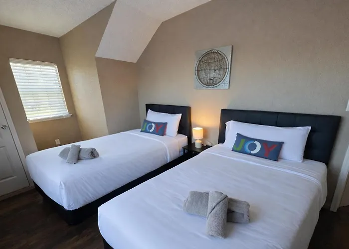 Amazing Bay Villa Near Nasa With Pool & Pool Table