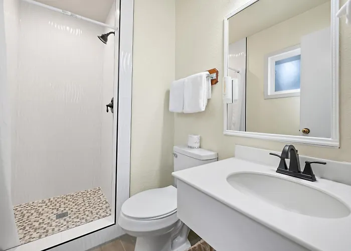 Beach hotel: Econo Lodge Inn & Suites Heavenly Village Area