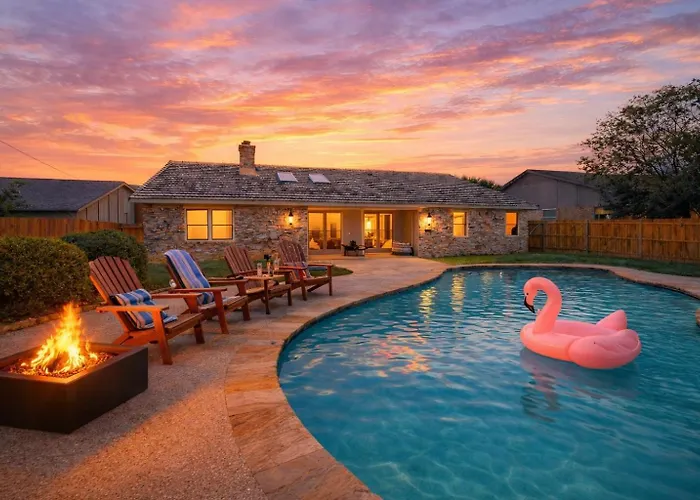 Stylish Villa-Near Stadiums, Large Pool,Pool Table