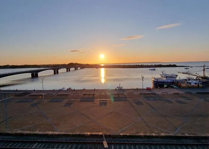 Charming Double Bedroom With Stunning Quayfront Views In Wexford