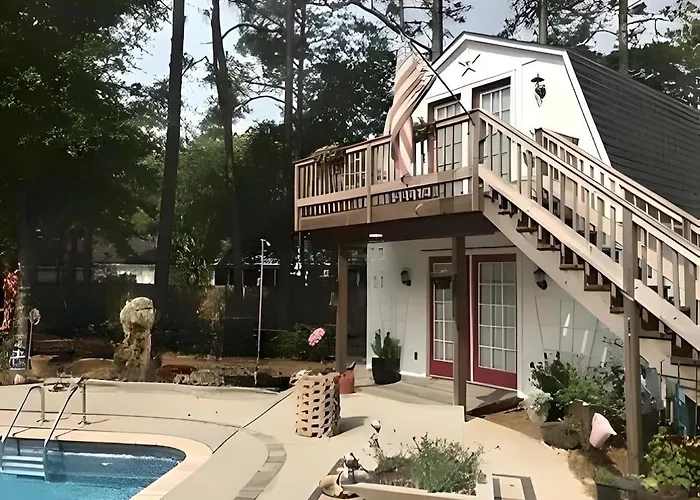 1 Bedroom Studio Cottage With Kitchenette, Pool, Golf Cart, Private Balcony, Near Beach