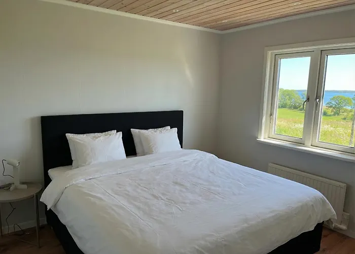 Lantligt Hus Med Sjoeutsikt Och Badplats