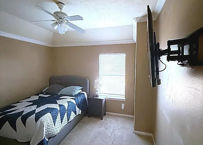 The Perfect Getaway Close To Downtown, Nrg