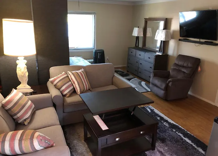 Quiet Way E Side Private 25X30' Loft Great Value 1Qb 1Ba Kitchenette