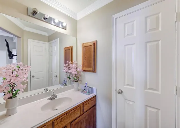 The Perfect Getaway Close To Downtown, Nrg