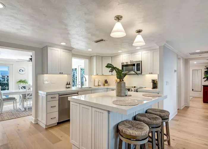 Canal-Front 3Br - Pool, Hot Tub & Boat Access