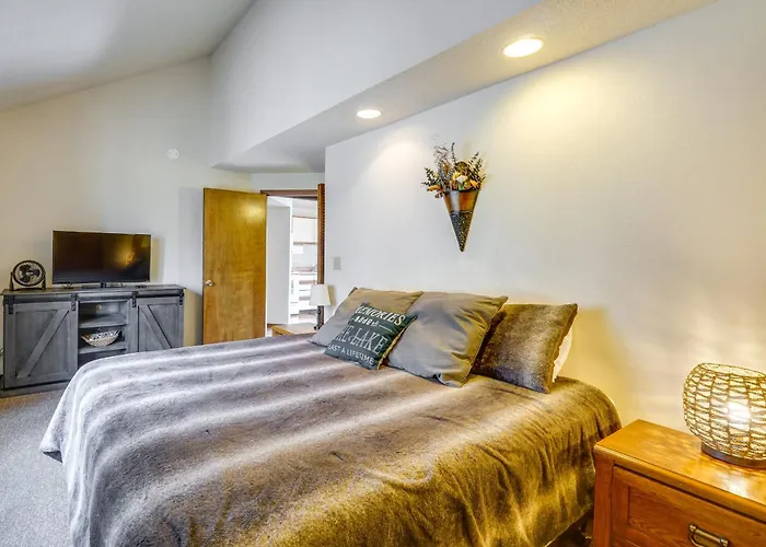 Pet-Friendly Lake Escape In Osage Beach