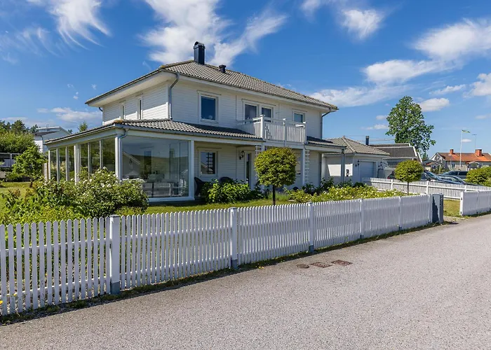 Fristaende Hus Med Stor Traedgard Och Pool