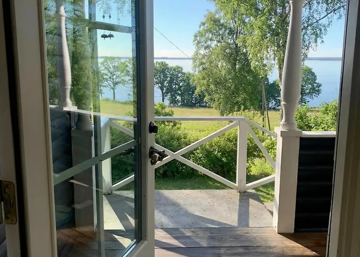 Lantligt Hus Med Sjoeutsikt Och Badplats