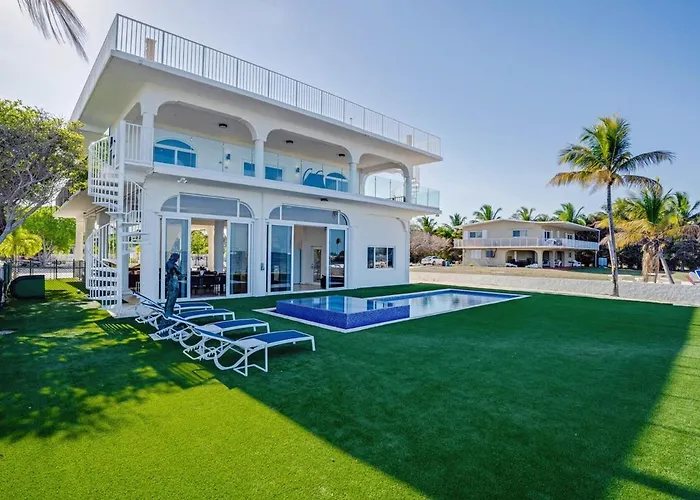 Exclusive Oceanfront Luxury Villa In The Keys