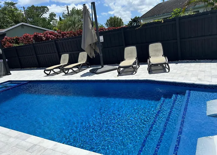 Luxury Vacation Home - Private Pool Outdoor Living