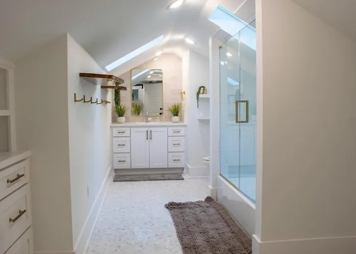 Historic Sallie Peay House - Luxe Downtown Retreat