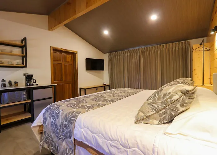 Los Pinos Cabins & Reserve