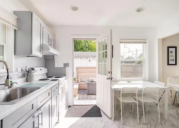 Entire 3Bdr Home W/Parking, Backyard, Firepit, Bbq