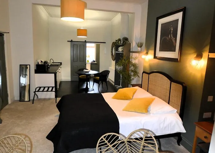 Hotels With Four Stars Crescent House