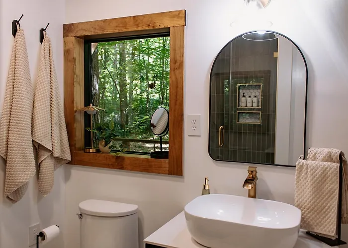 Wilewood A-Frame, Romantic Treehouse Getaway, Hot Tub