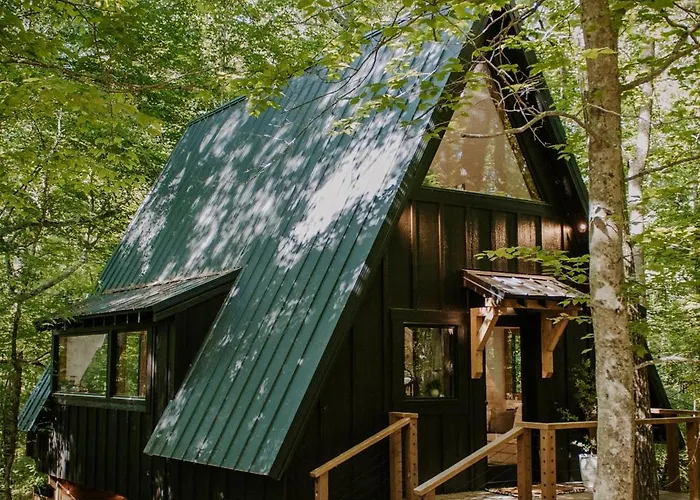 Wilewood A-Frame, Romantic Treehouse Getaway, Hot Tub