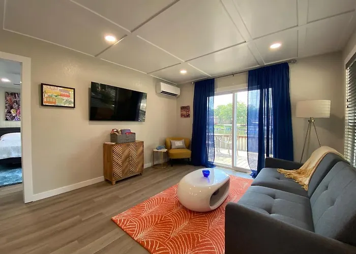 Canary Cottage, Lakefront King Suite With Hot Tub At Sam'S Pizza