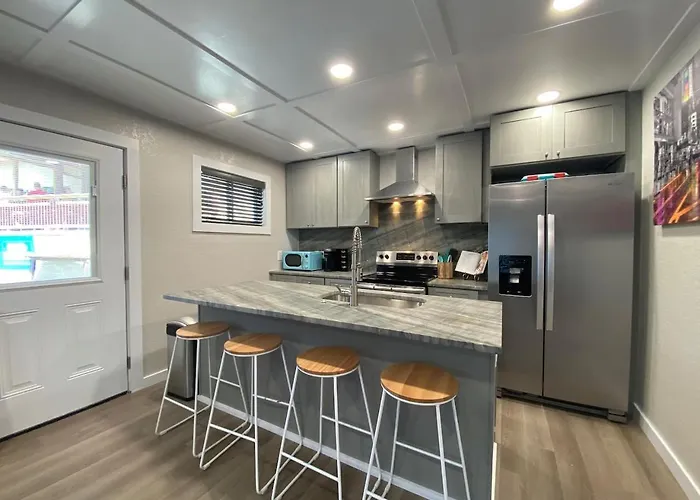 Canary Cottage, Lakefront King Suite With Hot Tub At Sam'S Pizza