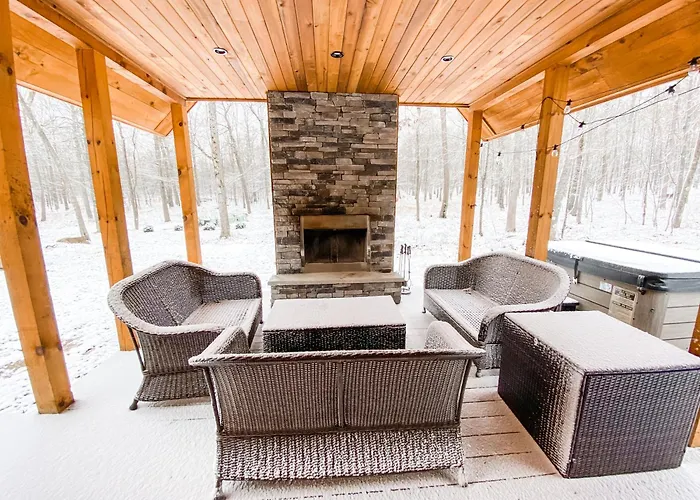 Modern Cabin With Hot Tub And Outdoor Fireplace