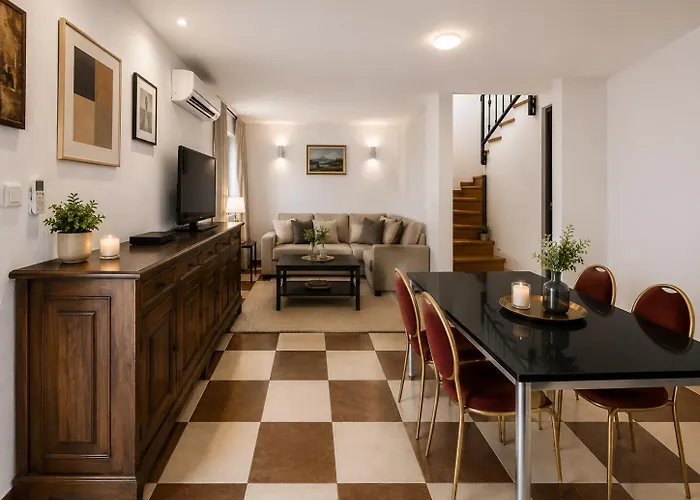 Quiet Oasis In The Heart Of Old Town- Two Kitchen,3Bath