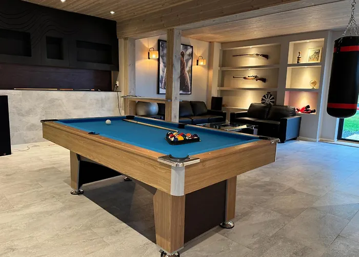Holiday Cabin With Hot Tub And Billiard Table