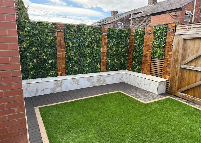 Luxury 6-Bed Home Near City Centre, Sleeps 12 Plus- Cinema Room, Games Room, 5 Bathrooms & Driveway For Multiple Cars
