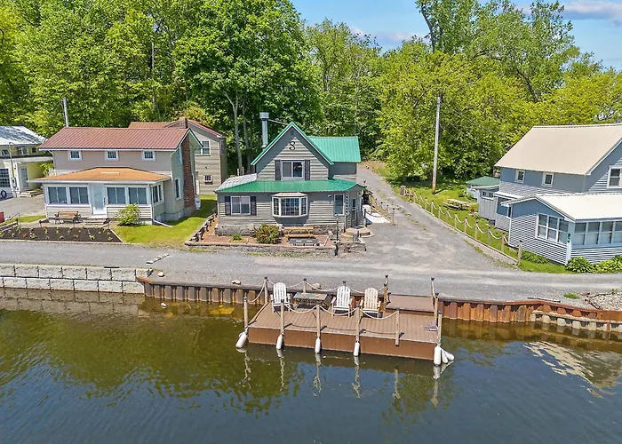 Riverside Cabin With Private Fishing Access!