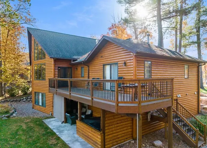 Large Log Home On Lake With Hot Tub