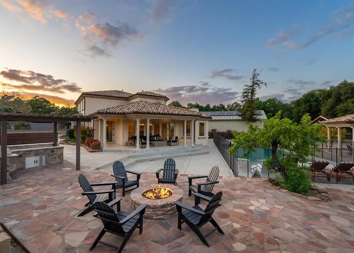 Templeton Retreat Pool, Spa Near Wineries