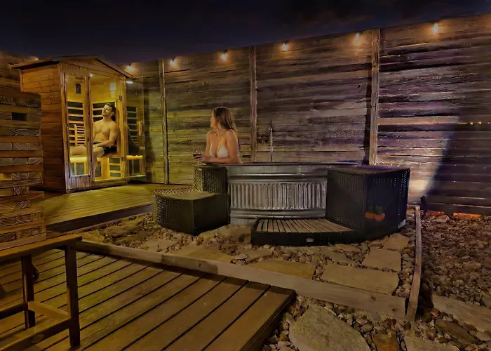 Romantic Luxury Retreat Hot Cold Pool & Sauna