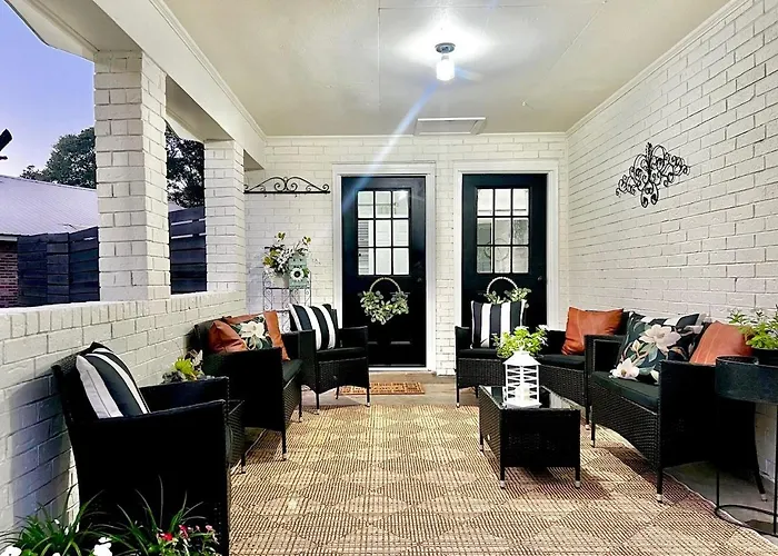 Spacious Southern Retreat - Sleeps 10 - 5 Beds