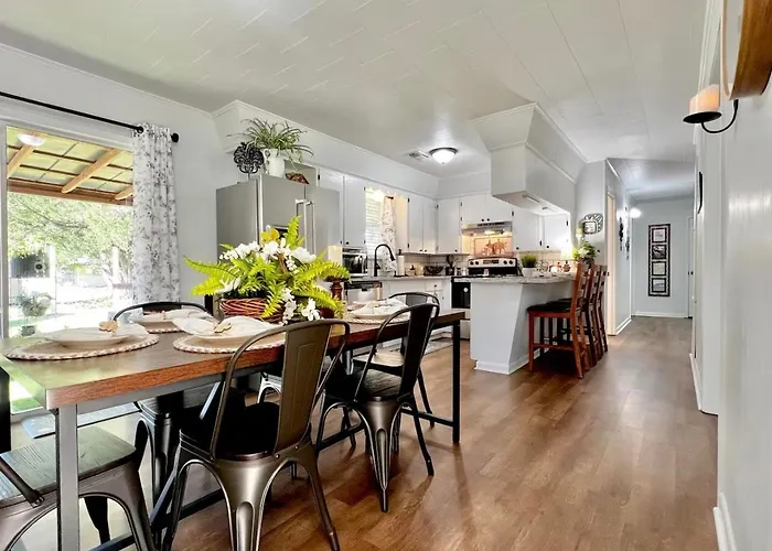 Spacious Southern Retreat - Sleeps 10 - 5 Beds