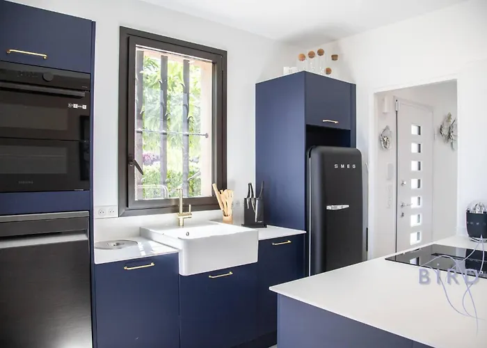 Sumptuous Villa With Sea View And Its Renovated Outbuilding In The Heart Of