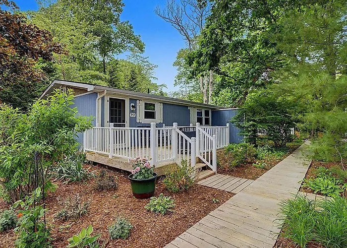 Maple Ridge Blue Cottage-Hot Tub